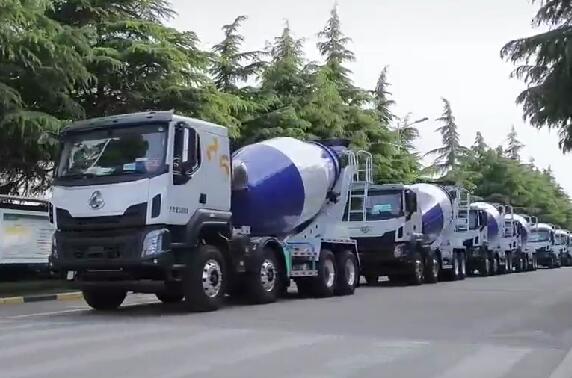 市場如此火爆，一批批新車交付用戶。場面壯觀！